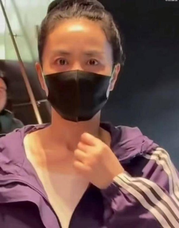 王菲看话剧被偶遇，扎丸子头皮肤紧致，完全不像57岁