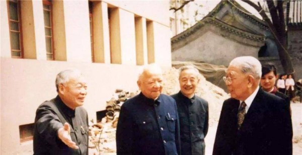 儿子被同学取绰号嘲笑，父亲知道后将绰号改成名字，此人家喻户晓