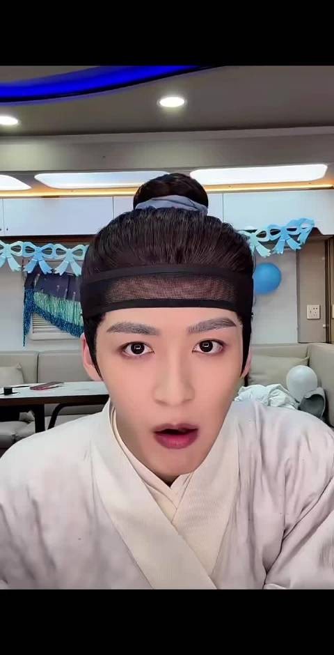 何洛洛生日直播透露周震南演唱会时间