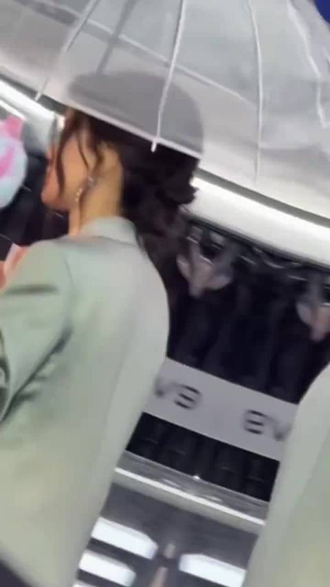 雨天偶遇舒淇姐姐！这背影杀我，连撑伞都像电影慢镜头，氛围感直接拉满