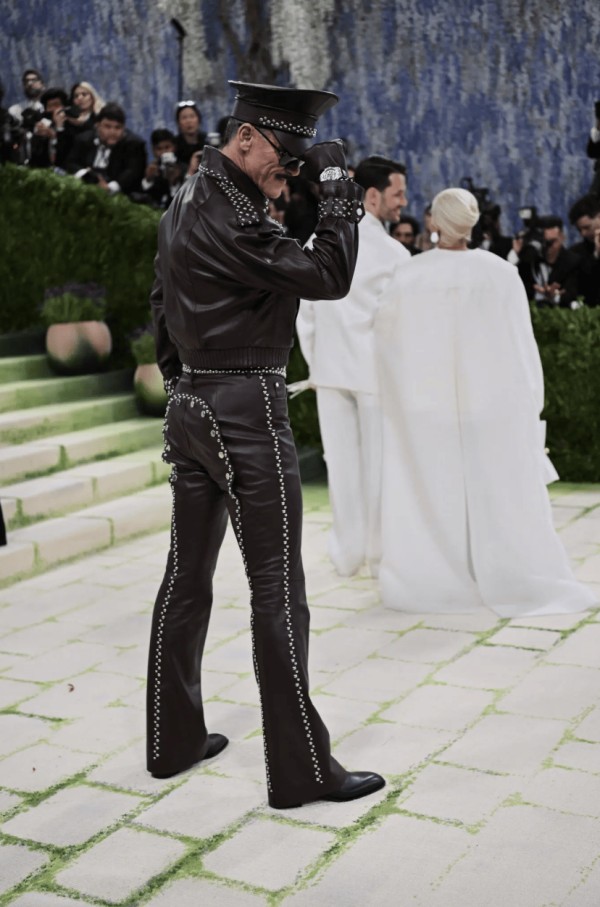 Luke Evans居然把芬兰汤姆穿进了MET Gala！