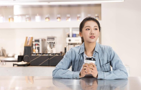 中年已婚女人，给你这三个信号，就是对你动情了