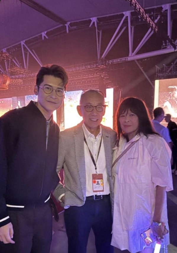 霍震霆兄弟捧场英皇演唱会，杨受成亲自接待，狄波拉现身看谢霆锋