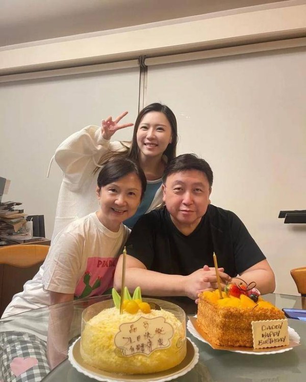 王晶71岁生日家庭照曝光，70岁老婆罕露面，结婚48年容忍多段绯闻