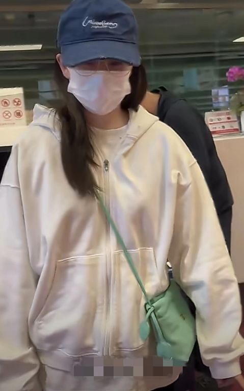 阚清子机场被老公宠上天，低调随行赴三公，甜度拉满