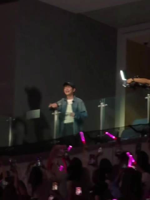何炅为谢娜演唱会惊喜现身