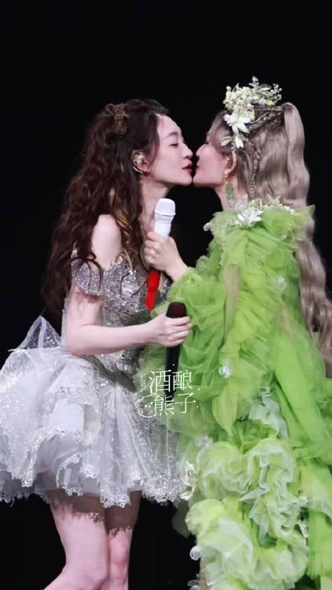 谢娜李小冉演唱会现场亲吻引热议
