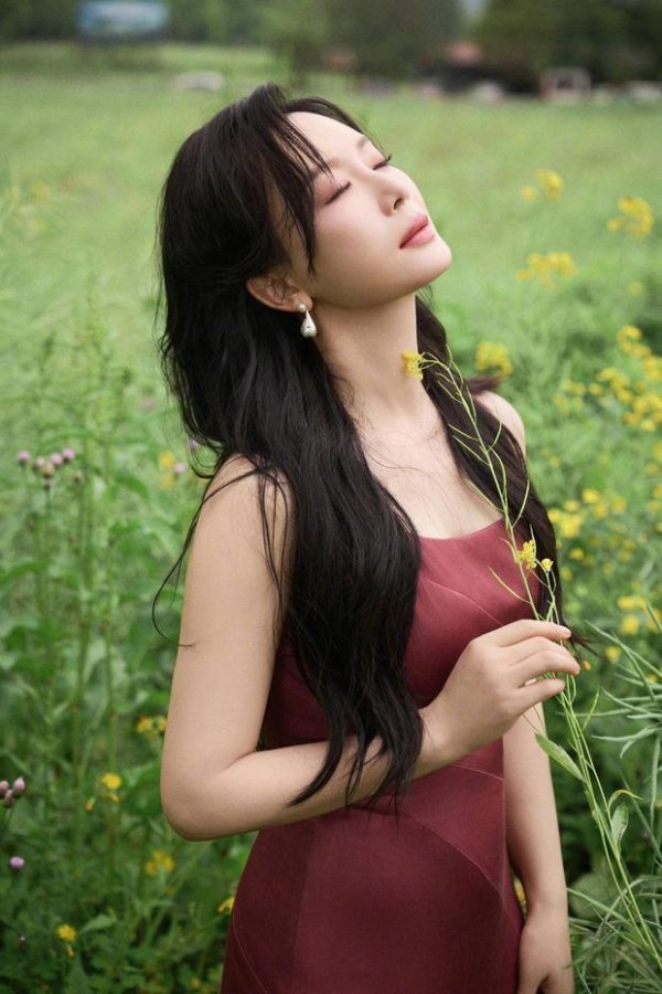 陈数拍摄绿野大片，有种生命力旺盛的既视感。