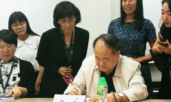 莫言向毕业生致辞, 念了首在哈佛写的打油诗, 李嘉诚听完边笑边鼓掌