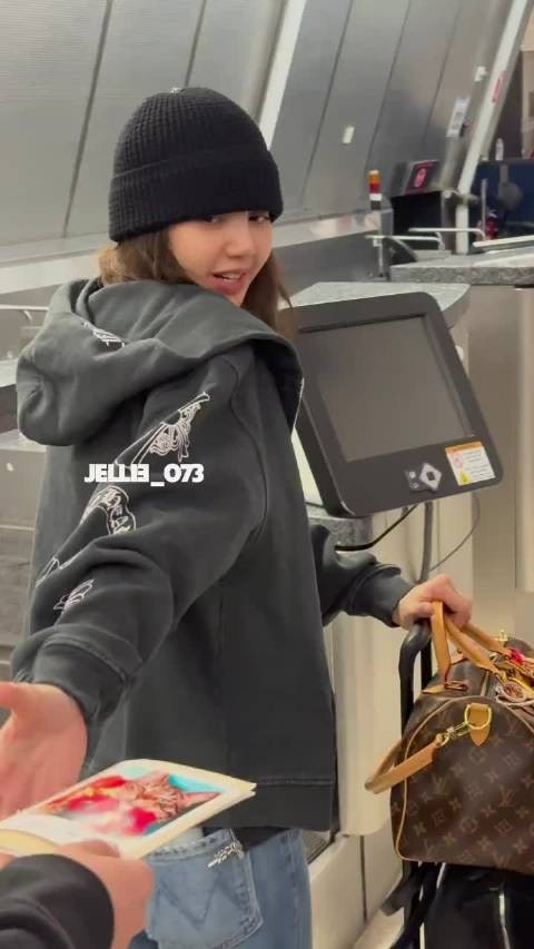 Lisa素颜现身机场返韩,甜豆莎人格回归笑容治愈