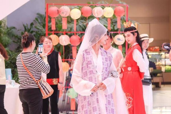 画中走出宝黛钗，“丹青入梦”《红楼梦》巡展上演穿越相遇