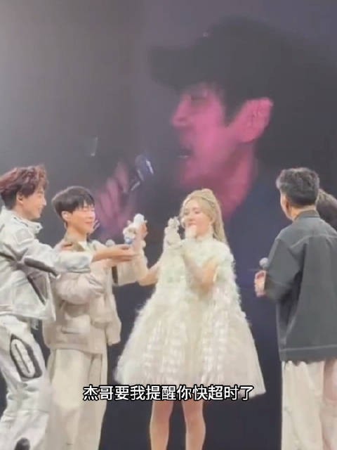 何炅赶赴谢娜演唱会，因未报批未能上台