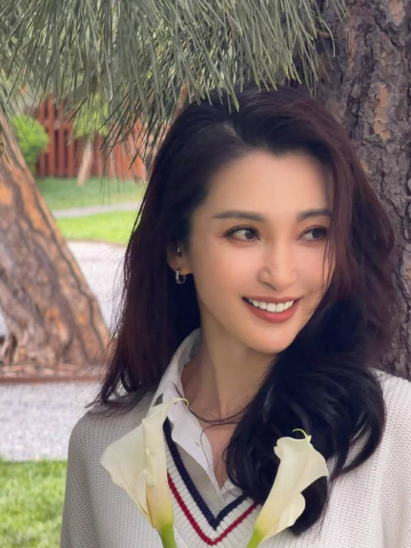 李冰冰明眸皓齿。
