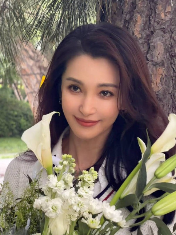 53岁李冰冰林间随拍笑容明媚