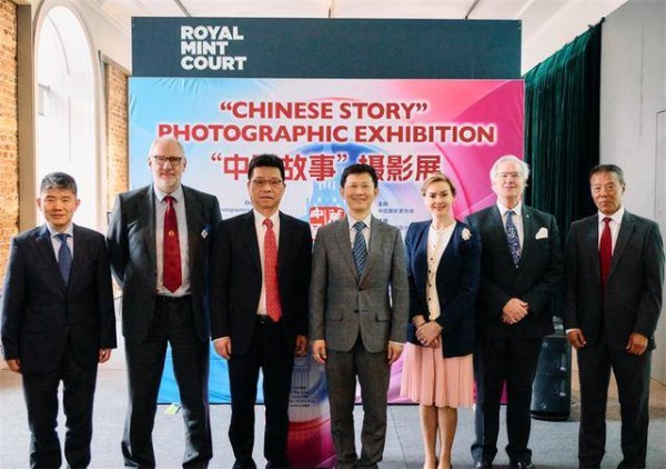 “中国故事”摄影展在伦敦开幕