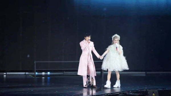 浪姐翻红艺人跨年演唱会视频引热议
