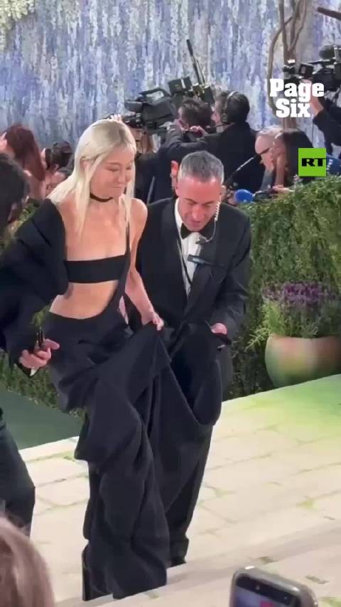 华裔设计师王薇薇亮相Met Gala，说唱歌手Cardi B同场争艳