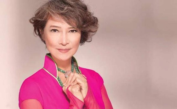 香港著名影后罕谈早逝博士父亲，双耳失聪多年，豁达面对遗传病
