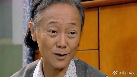 婆婆给大家包馄饨，一家人都吃的很香，抱着自己的碗不撒手