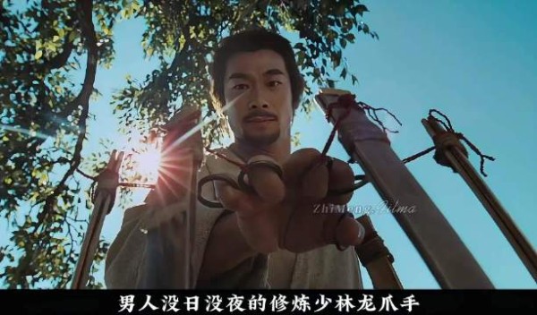 男人没日没夜的修炼少林龙爪手，就叫百吨的木桩都能轻松提起 ！