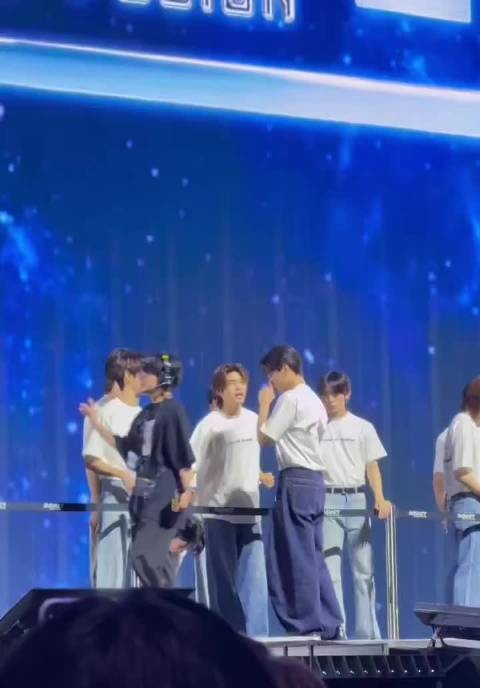 小学生春游集队时 不好好排队到处乱走的哈里特 被直接塞进队伍里笑死我了