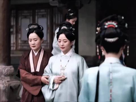 母女眼神交换暗藏关系裂痕