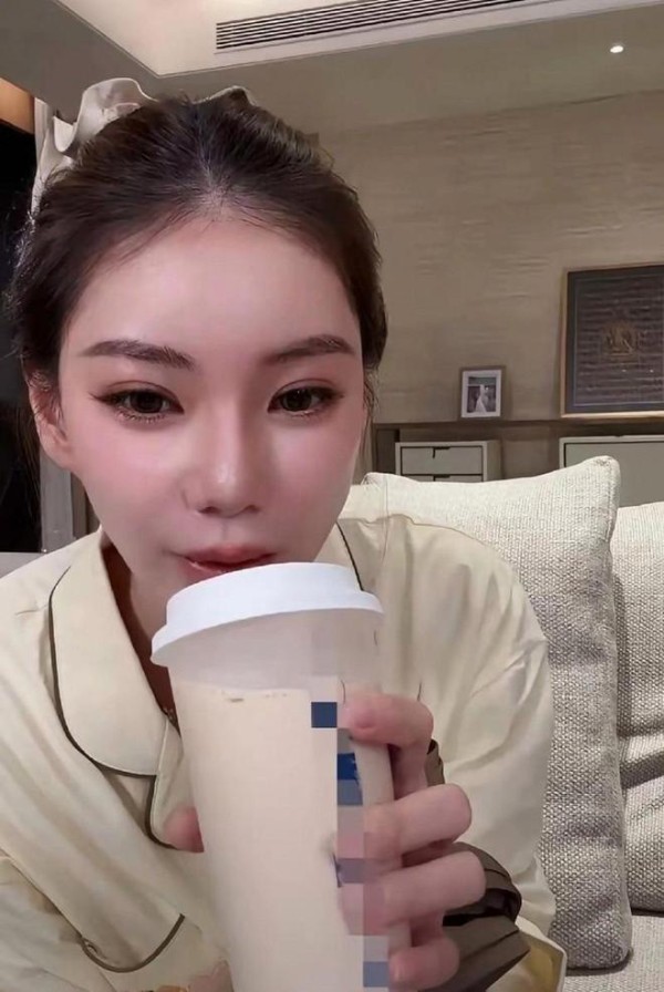 全身爱马仕的马筱梅生完孩子却改穿三百块抖音套装