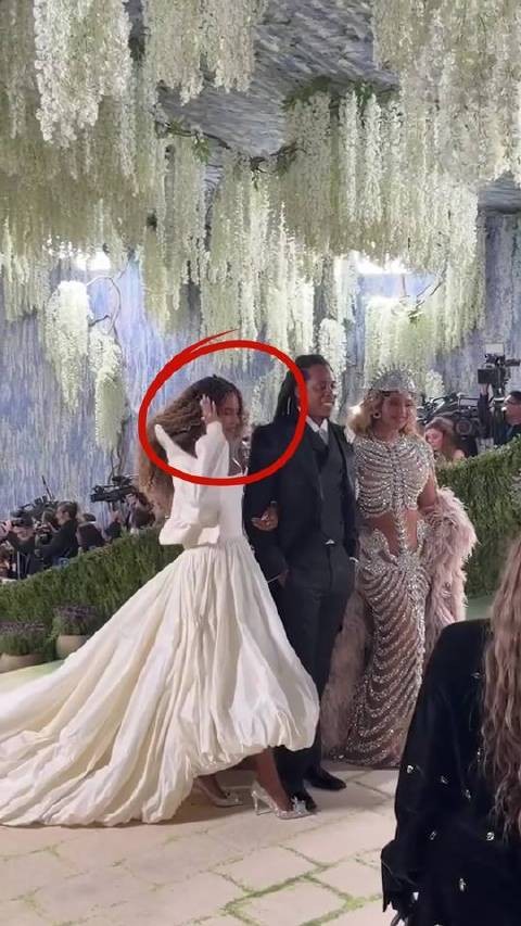 碧昂斯携14岁女儿亮相Met Gala，金卡戴珊女儿街边等候