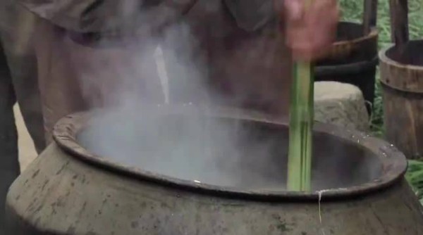 战友团聚煮猪肉炖粉条重温军旅情