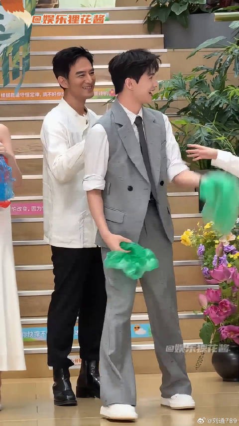 杨洋赵小棠李乃文片场扭秧歌