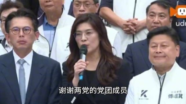 郑丽文在蓝白军购7800亿立院审核通过记者会发表讲话