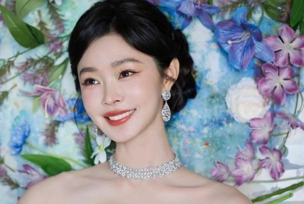 宋轶穿抹胸白裙置身花海，宛如花之精灵