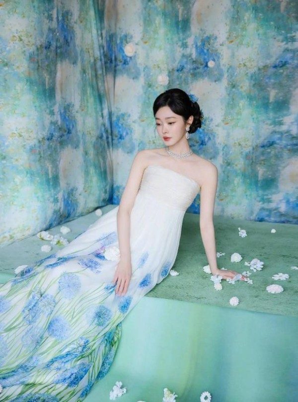 宋轶倚坐花海，氛围感满满。