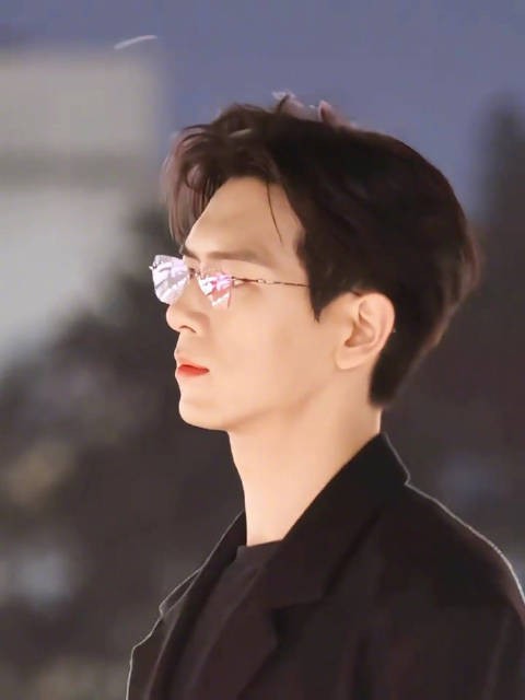 李现黑西装眼镜造型路透曝光,演绎孟弗渊高智感