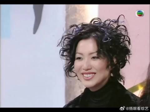 王菲郑秀文1996年两人罕见同台，还调侃起了对方的恋情
