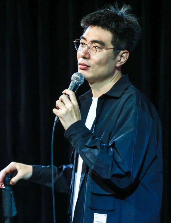 周奇墨从脱口秀天花板跌落：拿生死悲剧当笑料引众怒