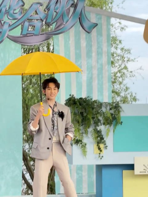打这小黄伞好萌吧