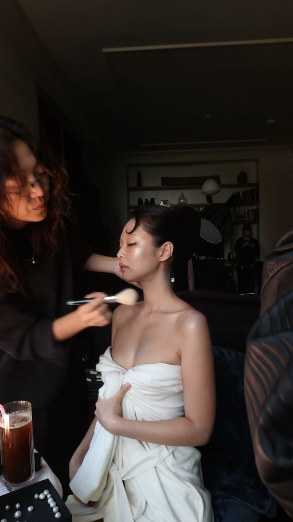Jennie Kim现身MetGala幕后，观看脱衣秀引热议