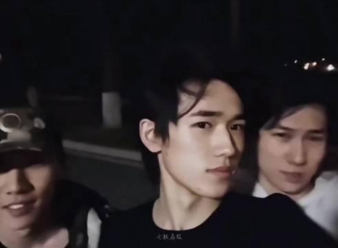 时代少年团成员在京答辩毕业
