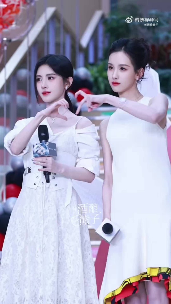 鞠婧祎陈都灵比心无默契，鞠婧祎开口自带混响