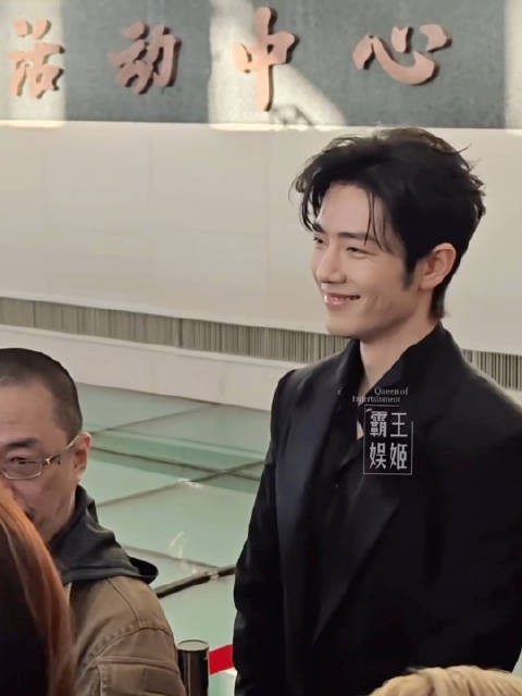 肖战大学生电影节路透曝光，与导演编剧互动亲密