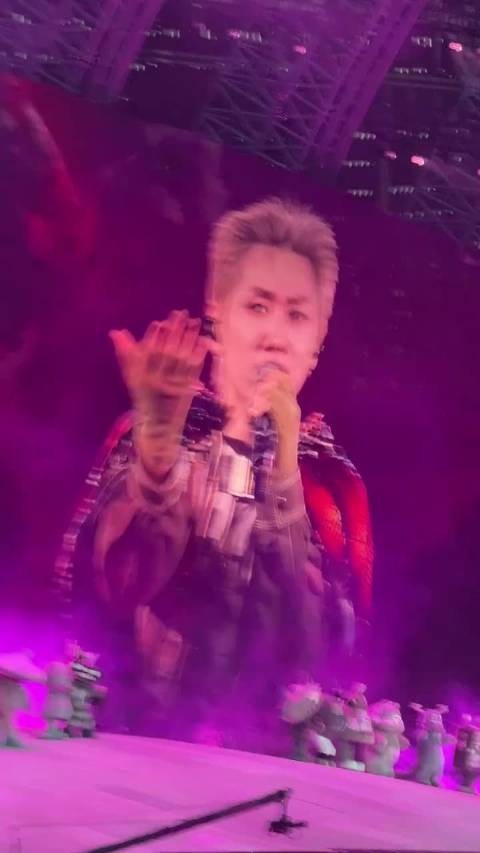 汪苏泷演唱会彩带就这样从天而降，而且看台也有彩带！好幸福好棒