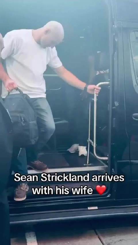 “反二次元吧吧主”肖恩-斯特里克兰(Sean Strickland)与妻子，已经抵达竞技场