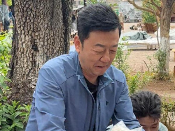 郭涛带儿子在云南摆摊卖菜，19岁儿子石头出镜帅，不嫌脏累有礼貌