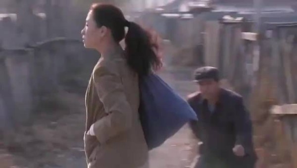 劫匪抢劫大姐，大姐是个狠人，掏出菜刀反威胁劫匪！