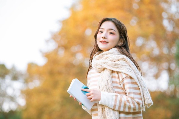 有老公的女人默许你越界，说明动了真情，要当心