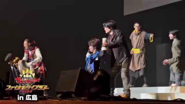 不行了，你们这个play画面里的每一个人都很奇怪……花束一笑我也笑疯了
