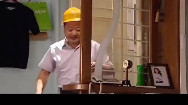 范伟一边吃红烧肉，一边撩老婆，老婆当场脸红了！
