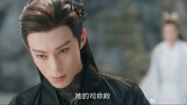 长珩追到逃跑的月尊 哪知他没想逃，只是不想破坏司命殿