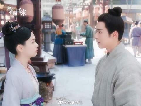 华戎舟终于走到了姑娘身边，姑娘也不会再听错名字了